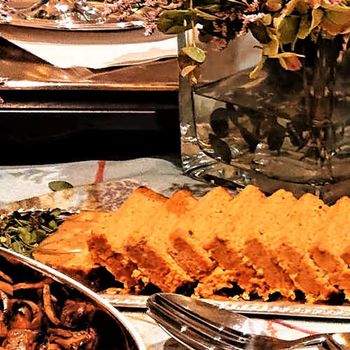 Budín de merluza y gambas con salsa aurora