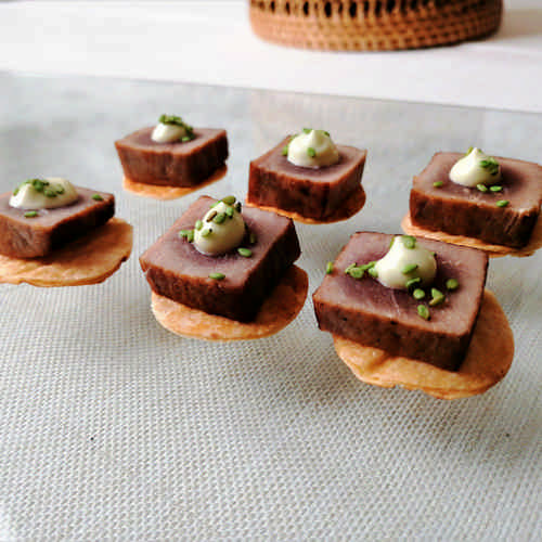 Tataki de atún rojo, mayonesa de wasabi y sésamo verde