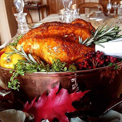 Pavo USA con salsa del asado y de arándanos, calabaza asada Stuffing clásico y patatas asadas