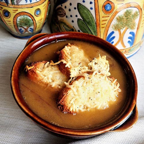 Sopa francesa de cebolla con tostadas gratinadas de emmental gratinadas
